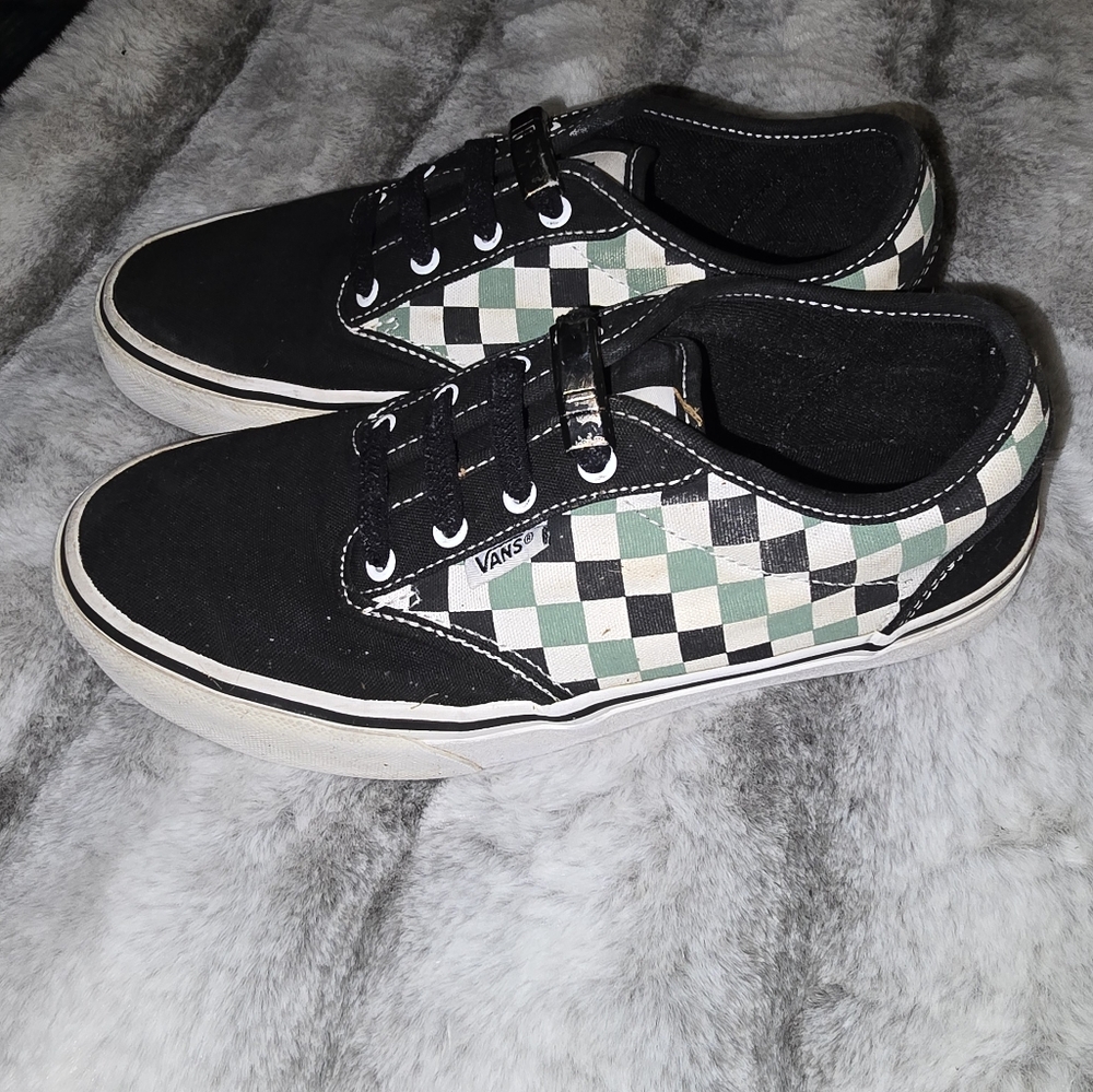 Kids Vans checkered great condition size 4 big kids.‎ Have stretch no tie laces